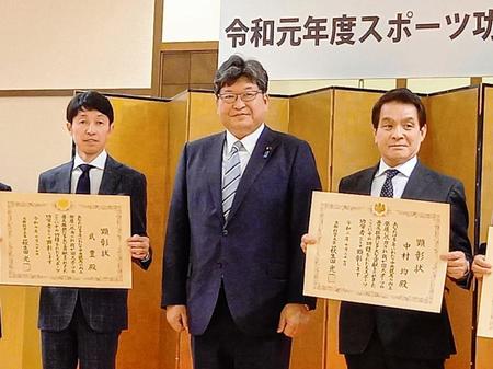 　顕彰式に出席した武豊（左）と中村均・元調教師（右）。中央は荻生田文科相