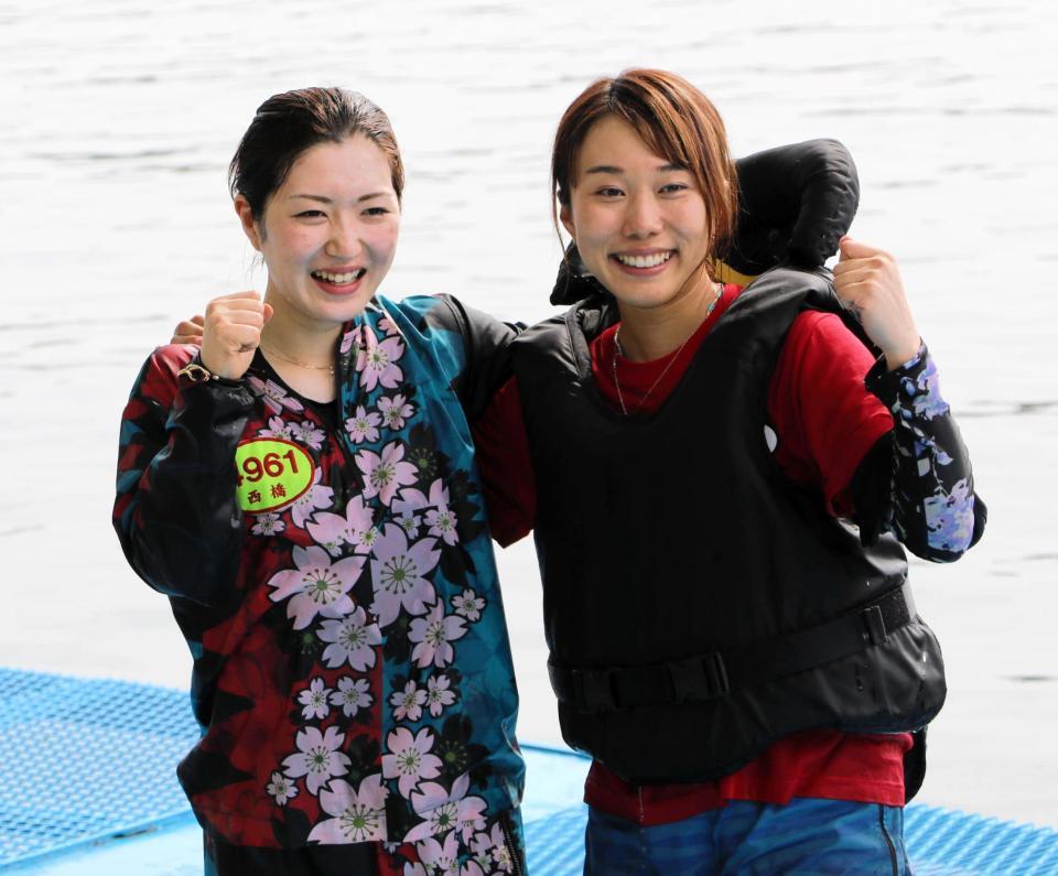 Ｇ１初１着で同支部の今井美亜（右）と水面に飛び込んだ西橋奈未