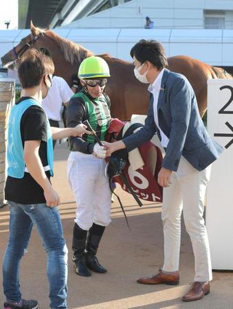 中山１１Ｒ、バビットでセントライト記念を制し握手する内田博幸騎手（中）と浜田多実雄調教師（右）＝中山競馬場（撮影・三好信也）