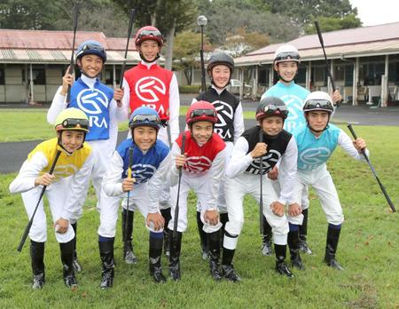 　模擬レースを終えて笑顔の３７期生。前列左が古川奈穂さん、後列右から２人目が永島まなみさん