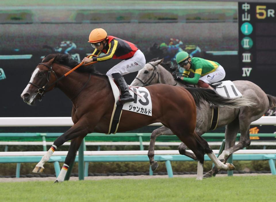 　ルーパステソーロを交わしたジャンカルド（手前）