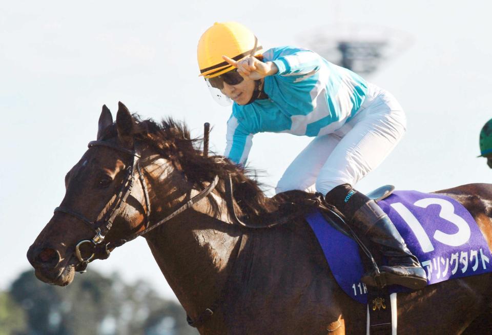 　史上初無敗牝馬三冠達成！秋華賞を制したデアリングタクトと松山（撮影・佐々木彰尚）
