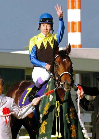 　２００５年１０月２３日　菊花賞を制して三冠を達成したディープインパクトと武豊