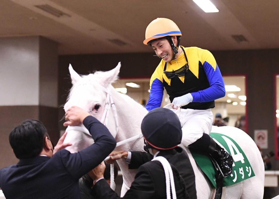 　会心の勝利を挙げたソダシと吉田隼（撮影・園田高夫）