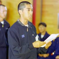 入所式で選手候補生を代表して宣誓する森且行＝１９９６年６月