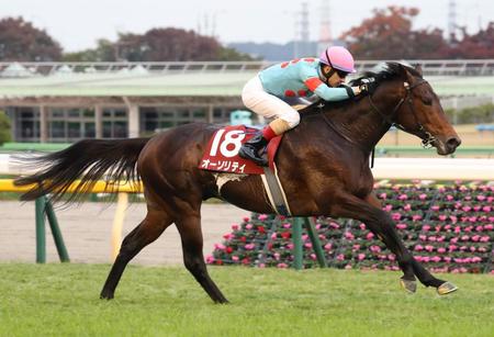 好位から抜け出したオーソリティ＝東京競馬場