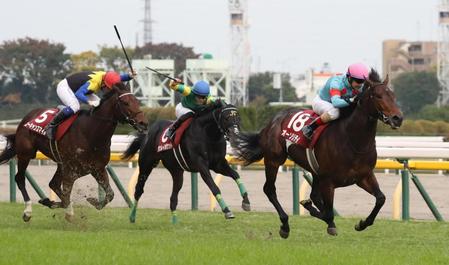 好位から抜け出すオーソリティ（右）、左端はユーキャンスマイル＝東京競馬場
