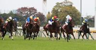 好位から抜け出すオーソリティ（右から２頭目）。左端はラストドラフト＝東京競馬場