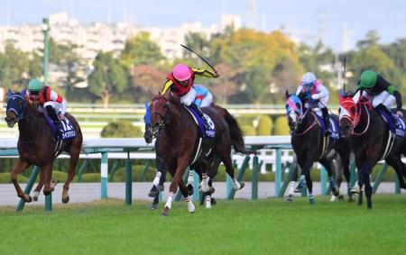 最後の直線、一気に伸びるラッキーライラック（中央）＝阪神競馬場