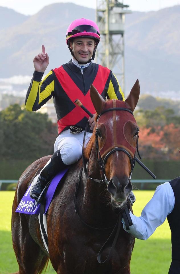 エリザベス女王杯を制してラッキーライラック上でポーズを決めるＣ・ルメール＝阪神競馬場