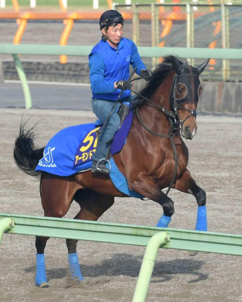 　元気いっぱいに馬場入りするアーモンドアイ