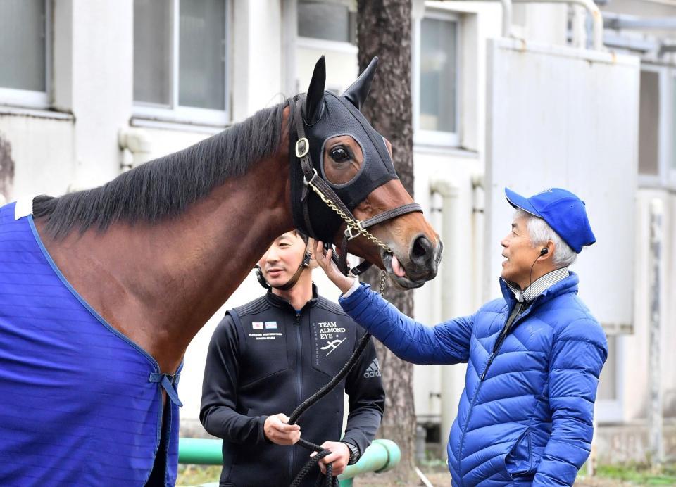 　国枝師（右）になでられ舌を出して喜ぶアーモンドアイ