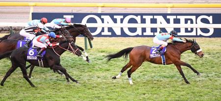 コントレイル（左）らを引き離すアーモンドアイ＝東京競馬場（撮影・園田高夫）