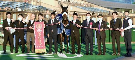 　ジャパンＣを制し９冠馬となったアーモンドアイと喜ぶ国枝師（右から３人目）と米本昌史シルクレーシング代表（右から４人目）ら関係者