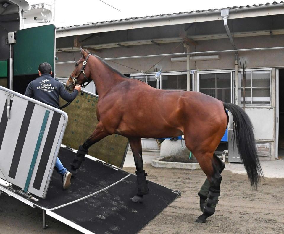 　厩舎を出発するアーモンドアイ