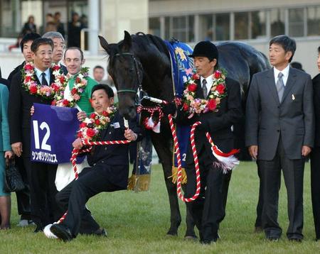 有馬記念連覇を果たしたシンボリクリスエス＝２００３年１２月２８日