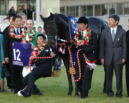 　ラストランの有馬記念で連覇を果たしたシンボリクリスエス＝０３年１２月２８日
