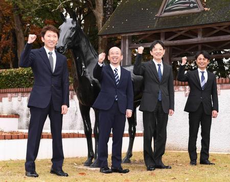 　試験に合格しガッツポーズをする（左から）蛯名、西田、堀内助手、村田