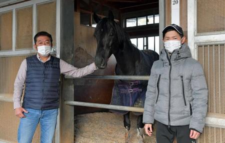 　師匠の北出師（左）からヒロシゲゴールドの手綱を任された亀田（撮影・石湯恒介）