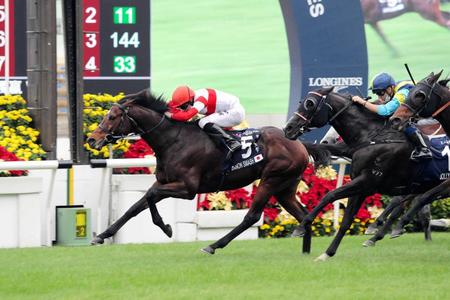 　堂々と抜け出してＧ１初制覇を飾ったダノンスマッシュ（左）　（ｃ）Ｔｈｅ　Ｈｏｎｇ　Ｋｏｎｇ　Ｊｏｃｋｅｙ　Ｃｌｕｂ