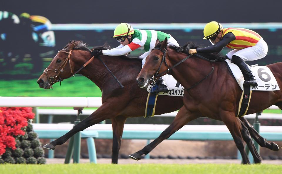 ２歳新馬戦を制したディオスバリエンテ（左）＝中山競馬場