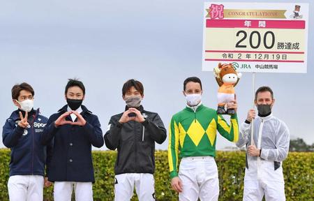 　年間２００勝を達成し祝福されるルメール（中央）