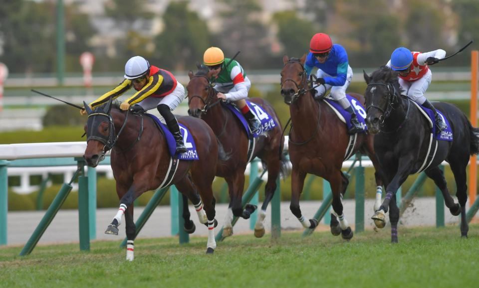 　坂下から抜け出すグレナディアガーズ（左）