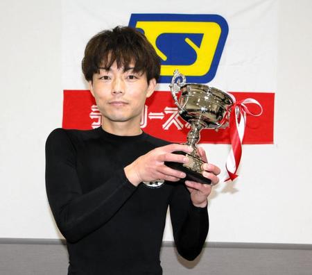 デイリー杯を制し優勝トロフィーを手にする安達裕樹