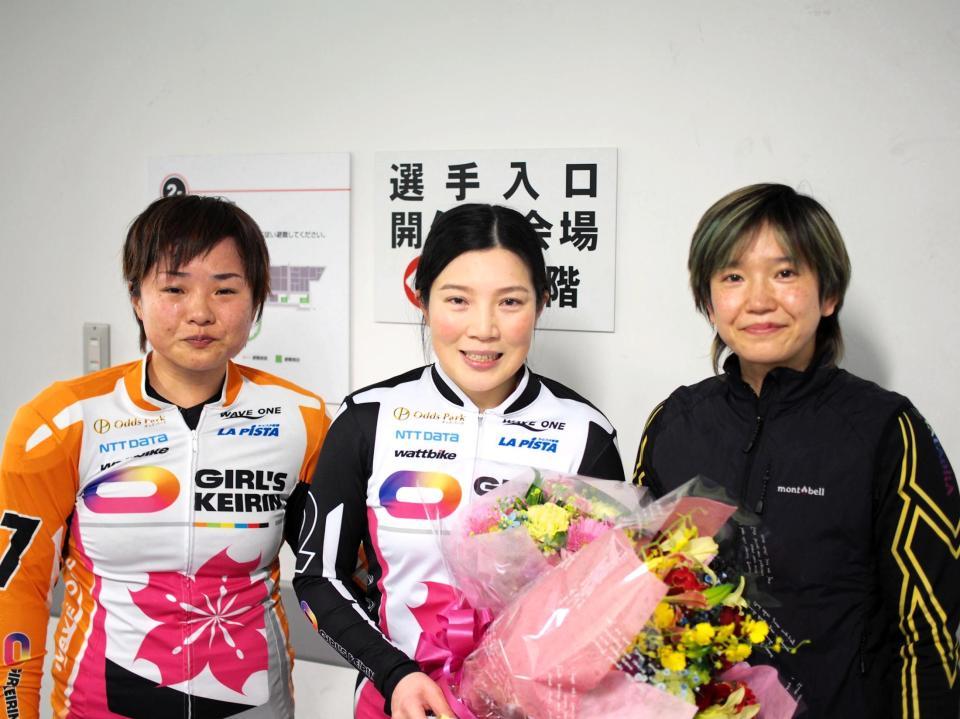 ラストランを走り終えた明珍裕子（中央）と同期の杉沢毛伊子（左）と奈良岡彩子（右）