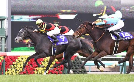 有馬記念を制したクロノジェネシス（左）＝中山競馬場（撮影・園田高夫）