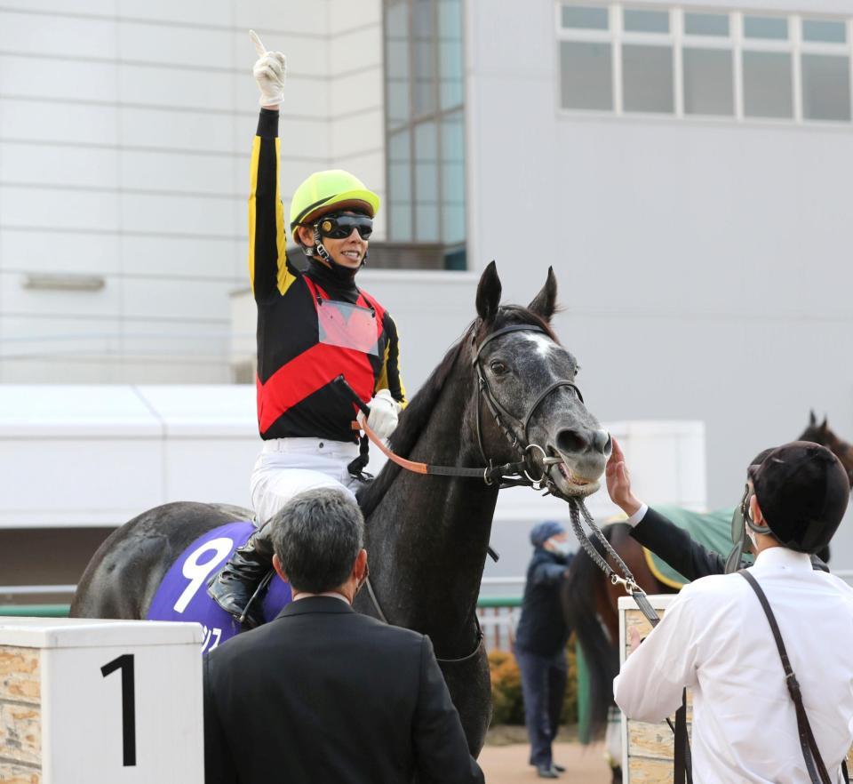 クロノジェネシスで有馬記念を制し天に指を差す北村友