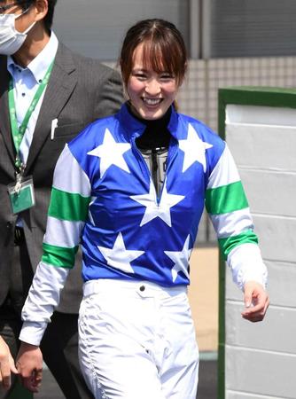 　ＪＲＡ通算１００勝を挙げ笑顔を見せる（２０年４月２５日・福島）