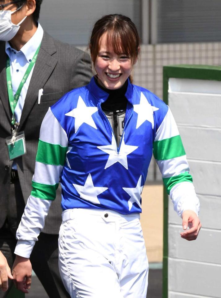 　ＪＲＡ通算１００勝を挙げ笑顔を見せる（２０年４月２５日・福島）