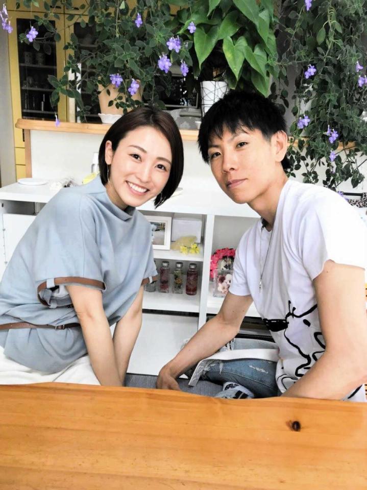 　２日に入籍する北村友（右）と愛美さん（本人提供）