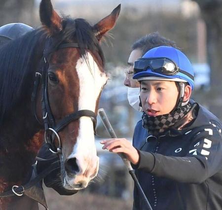 　調教で騎乗したメロディーレーンに声をかける横山和