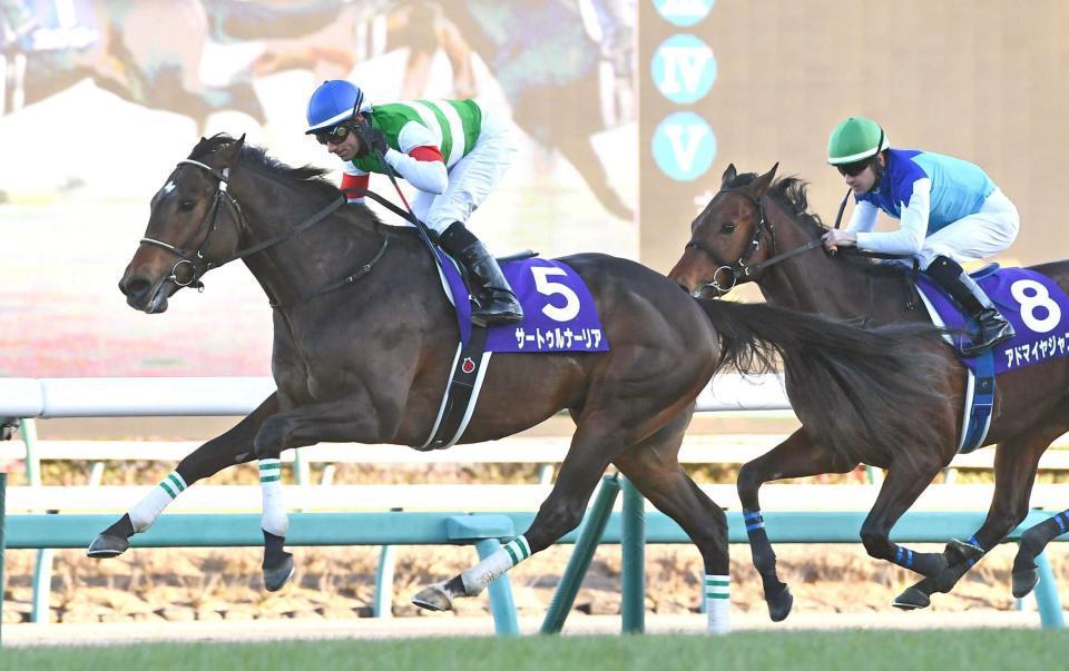 　ホープフルＳを制したサートゥルナーリア（左）＝２０１８年１２月２８日、中山競馬場