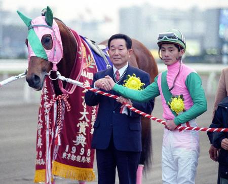 ９８年東京大賞典を制したアブクマポーロと石崎隆之騎手（右）