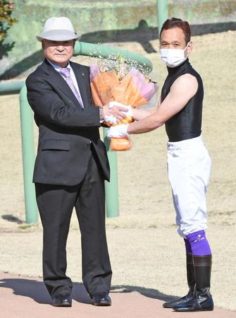 江田照男騎手から花束を手渡される星野忍調教師（左）＝中山競馬場（撮影・三好信也）