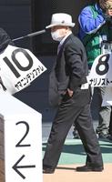 中山４Ｒ、ヤマニンデンファレを出走させ８着に終わった星野忍調教師＝中山競馬場（撮影・三好信也）