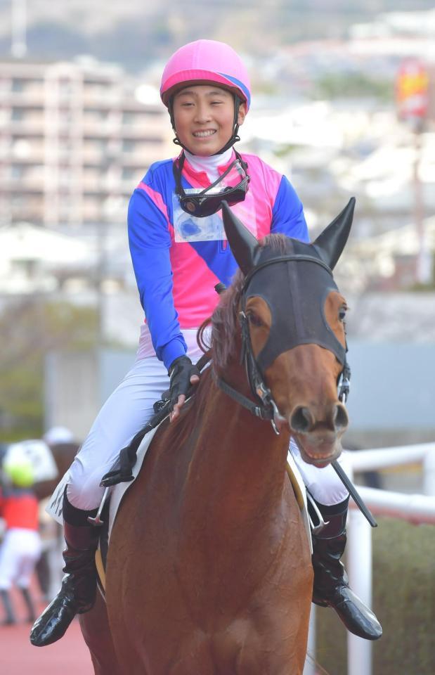 　初騎乗初勝利を挙げた小沢大仁（撮影・石湯恒介）