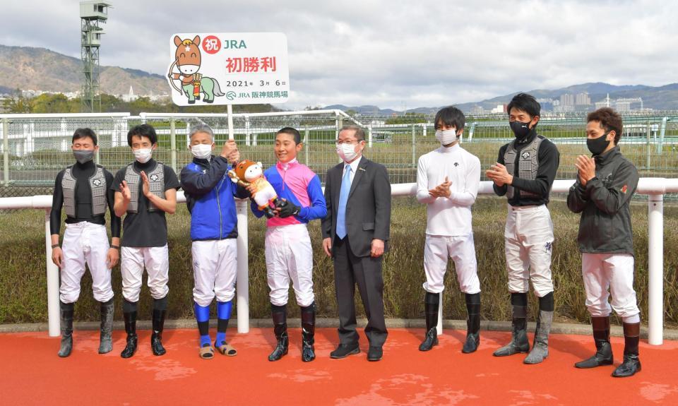 　初騎乗初勝利を挙げ騎手らから祝福を受ける小沢大仁（左から４人目）＝撮影・石湯恒介