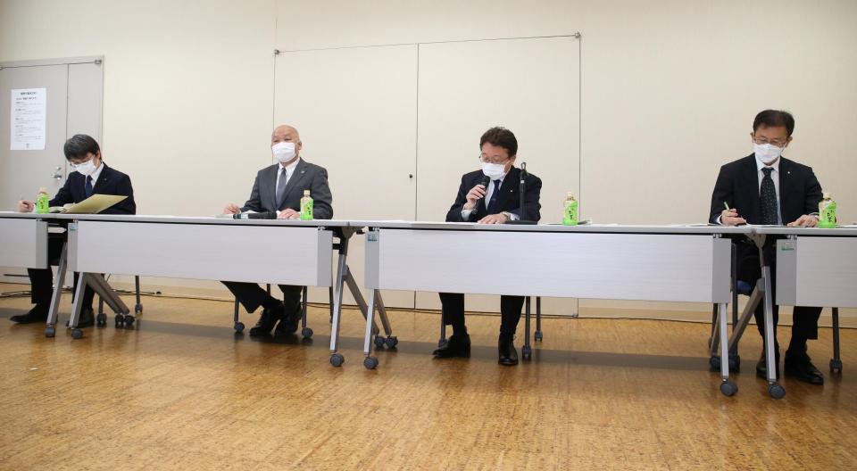 厩舎関係者の持続化給付金申請・受給に係る説明会を行うＪＲＡの職員＝阪神競馬場