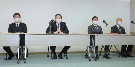 　中山競馬場で質疑応答した吉田正義常務理事（左から２人目）