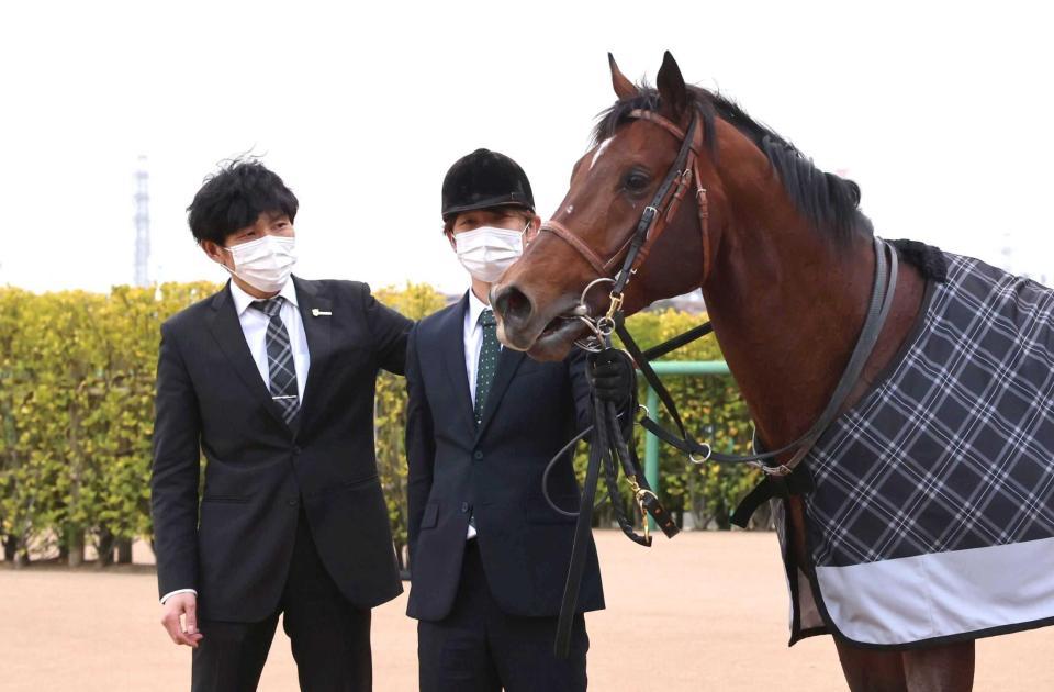 　ＪＲＡ初勝利を飾った辻野師（左）