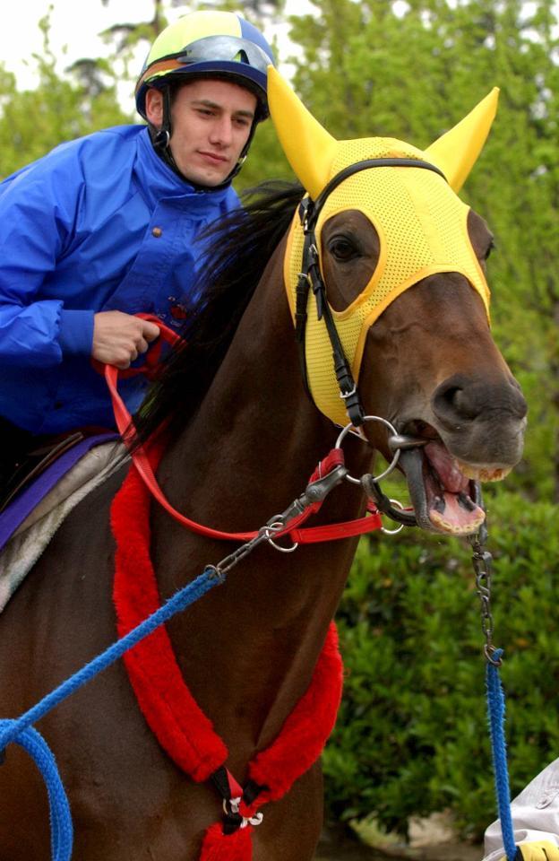 　ネオユニヴァースに乗込むデムーロ（２００４年撮影）