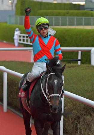 ガッツポーズを見せる和田竜＝阪神競馬場（撮影・石湯恒介）