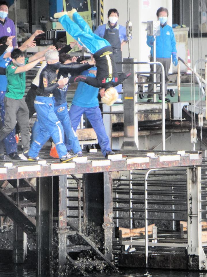 師匠の松井繁らの手によって水面へ投げ込まれる北村征嗣