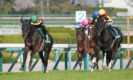 　内を突いて抜け出すシャフリヤール（左）＝撮影・石湯恒介