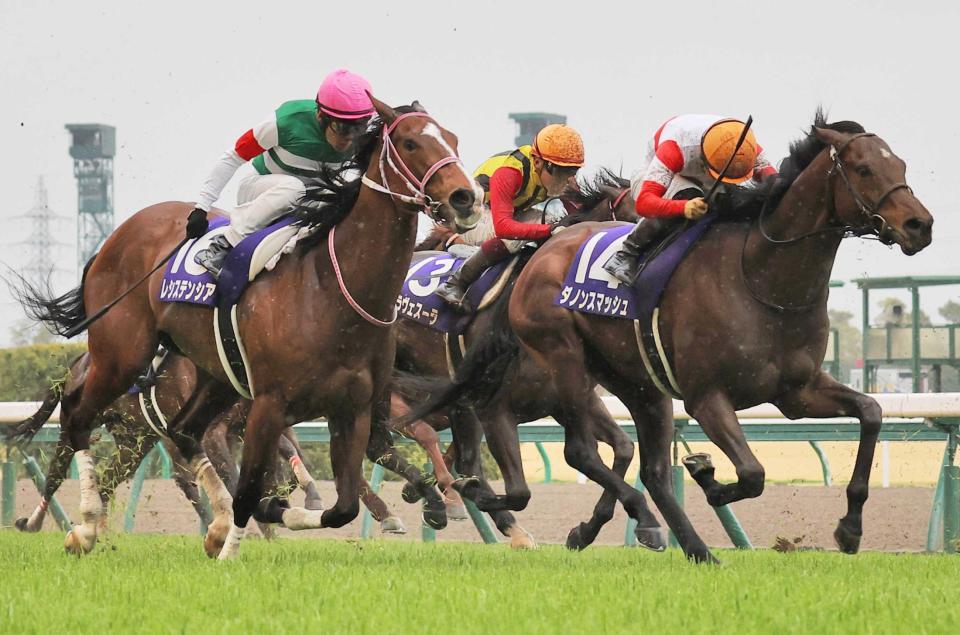 　念願のタイトルを手に入れたダノンスマッシュ（右）