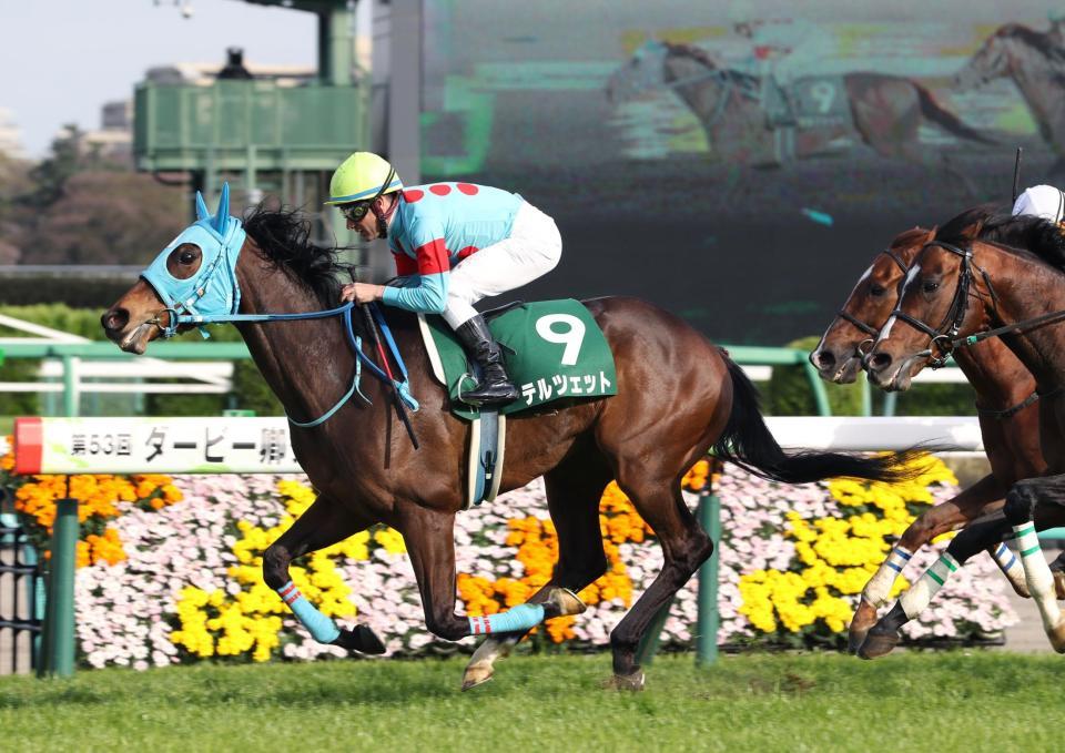 外から突き抜け、ダービー卿チャレンジＴを制したテルツェット。右手前はカテドラル